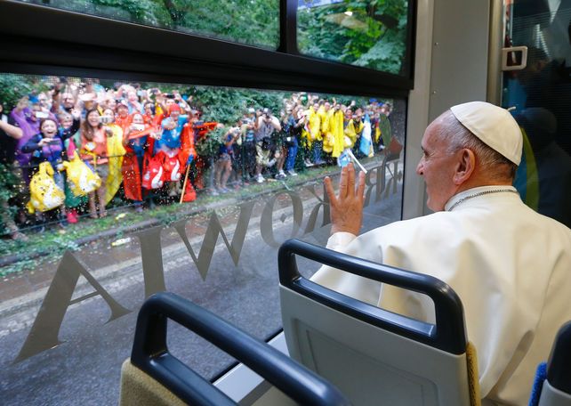a bordo. Francisco viaja sentado en el tranvía ecológico que lo transportó hasta el parque donde habló a la juventud.&nbsp;