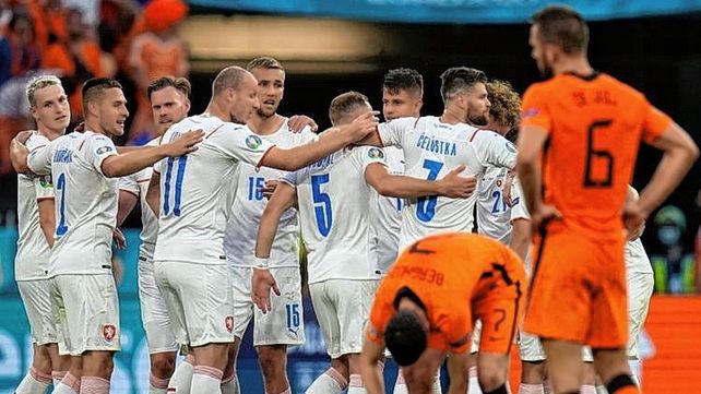 República Checa superó 2-0 a Países Bajos y se metió en los cuartos de final de la Eurocopa.