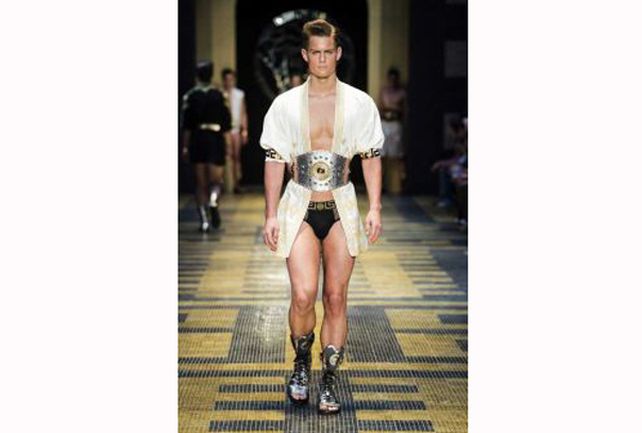 Versace presentó su nueva colección de vestidos y enteritos para hombres