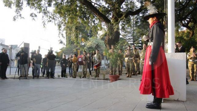 En la Plaza Belgrano de Paraná se realizó el acto por el Día de la Bandera