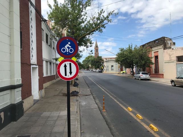 Ciclovía de calle Ituzaingó: colocaron la señalética que advierte la doble mano