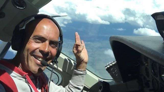 El experimentado piloto y parapentista acrobático Andy Hediger