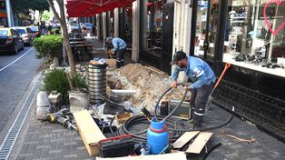 Reposición. Las cuadrillas de la EPE deben actuar ante las denuncias de usuarios por sobretensión, que se origina tras el robo del cable neutro del tendido en baja tensión en veredas.