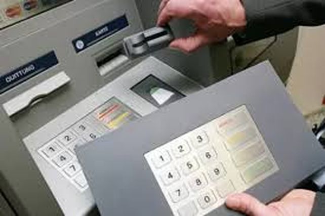 Los distintos trucos y los aparatos usados para clonar tarjetas de débito