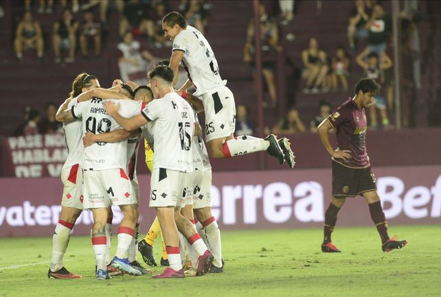 Los futbolistas de Newells festejan uno de los goles ante Lanús como visitante cuando jugaron allá en 2024.