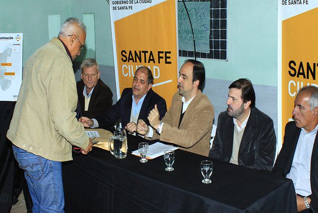 Se licitaron obras de iluminación para barrios del norte y oeste de la ciudad