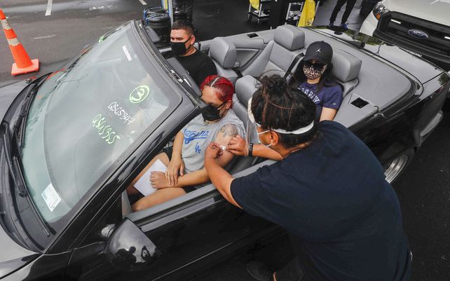 Personas son vacunadas en un centro de vacunación COVID-19 en Otara