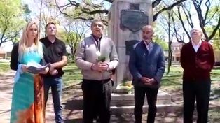 El intendente de Carcarañá, Miguel Vázquez (centro), y el excandidato a presidente del NOS, Juan José Gómez Centurión (a su derecha), durante el acto en homenaje a los soldados caídos en Malvinas.