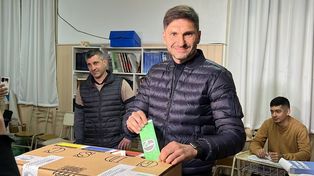 Pullaro votó en una escuela de la localidad de Hughes.