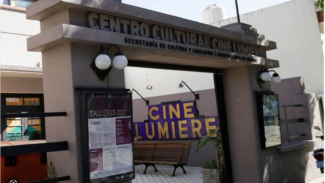 El histórico cine Lumière, ubicado en Vélez Sarsfield al 1000.