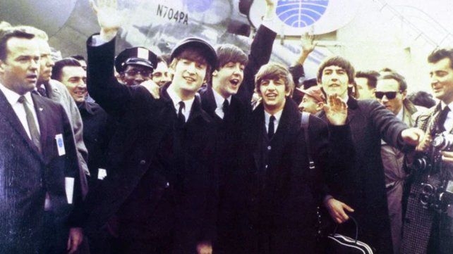 Los Beatles al llegar a Estados Unidos.   