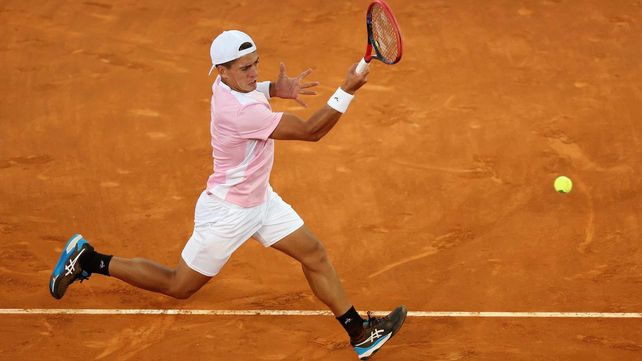 Báez venció a Juan Pablo Varillas por 7/5 y 6/3.
