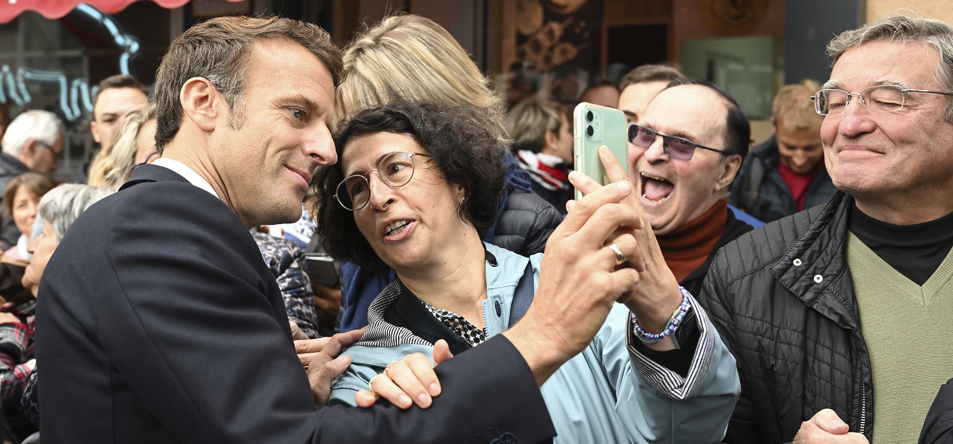 El presidente francés, Emmanuel Macron, posa para una selfie durante su visita a Pau, suroeste de Francia, el viernes 30 de septiembre de 2022.