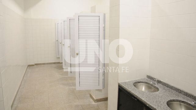 Nuevos. Los baños aún no se pueden usar dado que la empresa no finaliza los detalles.