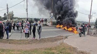 Los familiares de Mónica Aquino realizaron nuevamente un corte del Puente Carretero, pidiendo su aparición con vida.&nbsp;