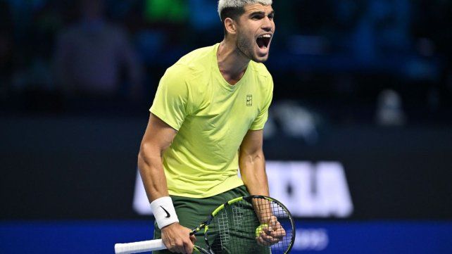 Alcaraz despachó a Auger-Aliassime y definirá el título en las ATP Finals ante Sinner