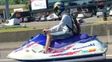 Video viral: un joven se trasladaba por la autopista Panamericana en una moto de agua