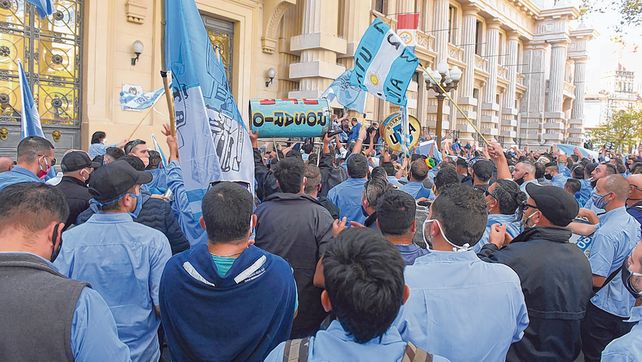 Bronca callejera. El jueves pasado el gremio de los choferes (UTA) protagoniz&oacute; una masiva y ruidosa protesta para exigir el cobro total de abril.