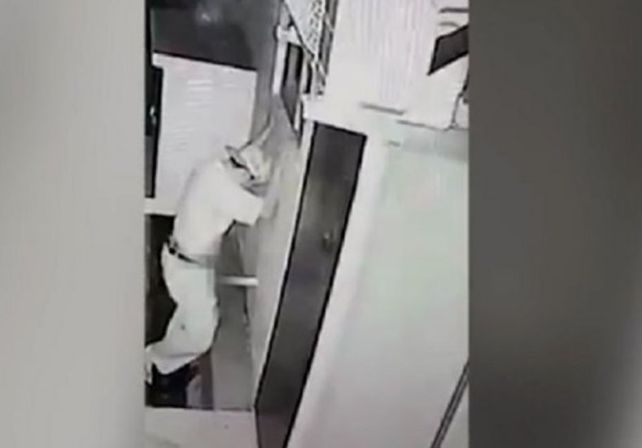Es viral el video de un hombre que tiene sexo con una tubería