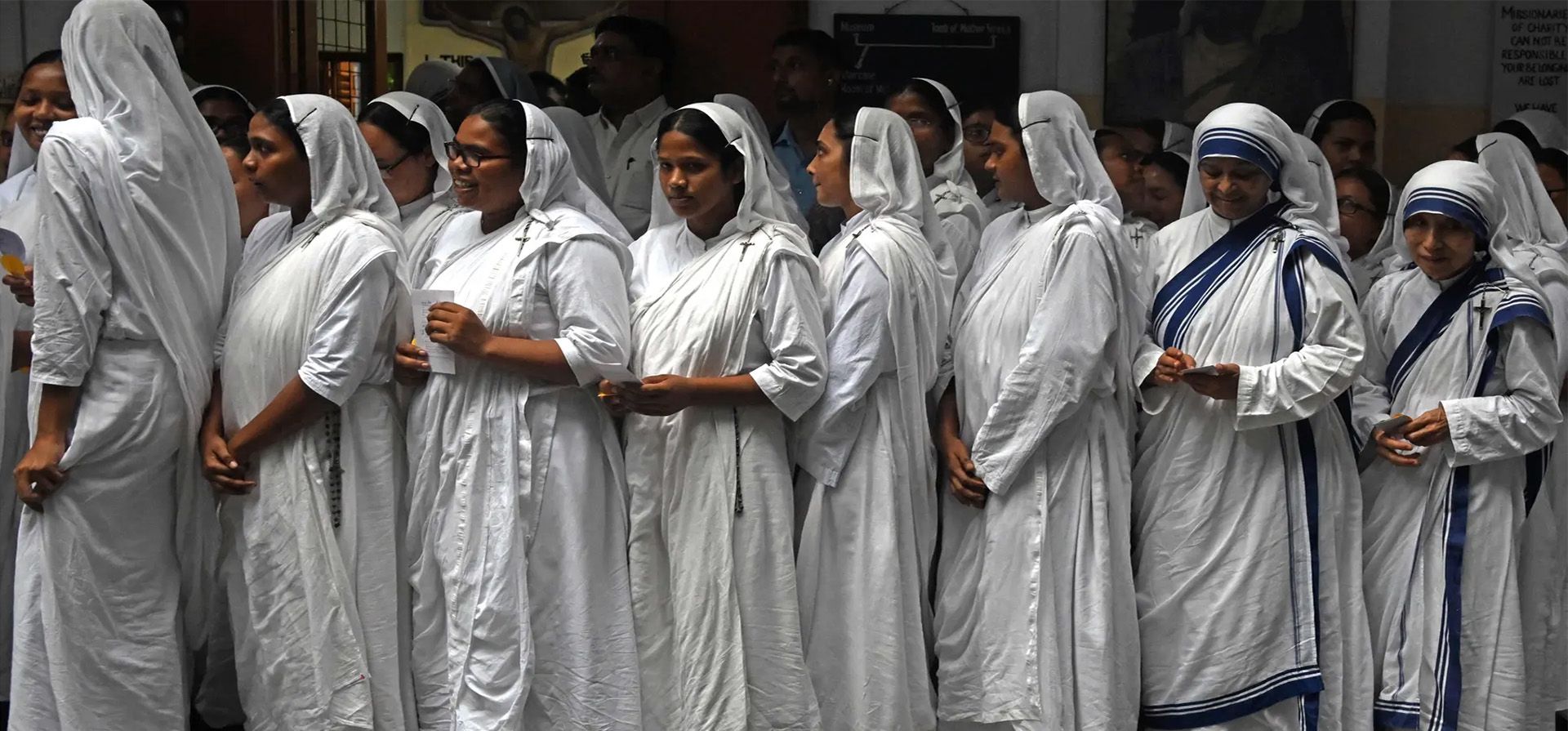 Calcuta, India. Las monjas de las Misioneras de la Caridad asisten a una oración especial con motivo de la fiesta para conmemorar el aniversario de la muerte de la Madre Teresa en la Casa Madre. Fotografía: Dibyangshu Sarkar/AFP/Getty Images Calcuta, India. Las monjas de las Misioneras de la Caridad asisten a una oración especial con motivo de la fiesta para conmemorar el aniversario de la muerte de la Madre Teresa en la Casa Madre. Fotografía: Dibyangshu Sarkar/AFP/Getty Images