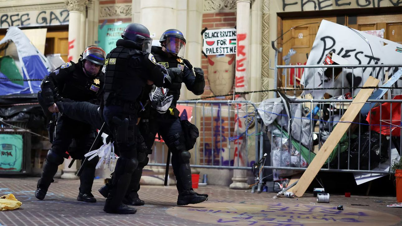 Impactantes imágenes de los enfrentamientos entre estudiantes y policías en las universidades de EE.UU.