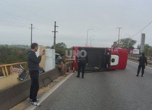 Vuelco en La Guardia: esquivó un perro, chocó contra el guardarraíl, perdió una rueda y volcó, pero salió ileso