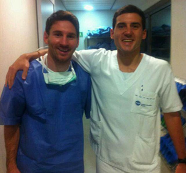 Messi posó para la foto junto al médico que atendió en el parto.