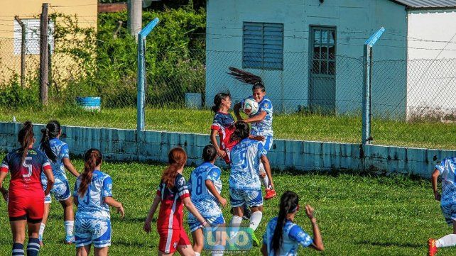 Polémica: La gente de San Benito reclamó penal en esta jugada.