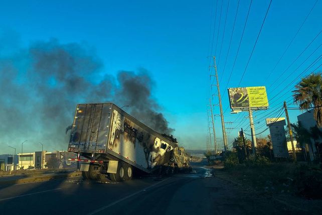Un camión destruido en las afueras de Culiacán por los narcos de Ovidio Guzmán.&nbsp;