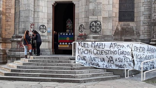 En Bariloche. Un grupo de mapuches reclamó por el líder espiritual detenido en Chile.&nbsp;