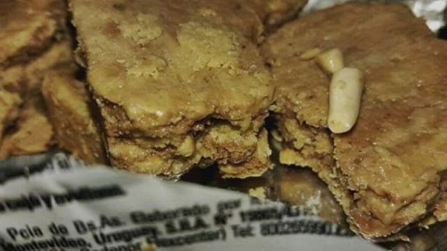 Encontraron dos dientes adentro de un mantecol