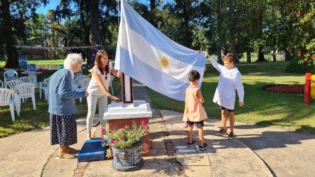 Actos. Gran alegría significó la presencia de Doldán que también hizó la bandera con los estudiantes.