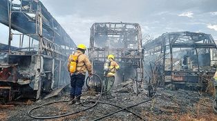 Un incendio consumió tres colectivos abandonados en Paraná