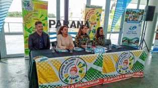El subsecretario de turismo de Paraná, Agustín Clavenzani; la subsecretaria de deportes de Paraná, Liliana Guzmán; la presidenta de Maxibásquet Suricatas Club, Viviana Andrian; y Viviana Busso, integrante de la comisión directiva de la entidad.