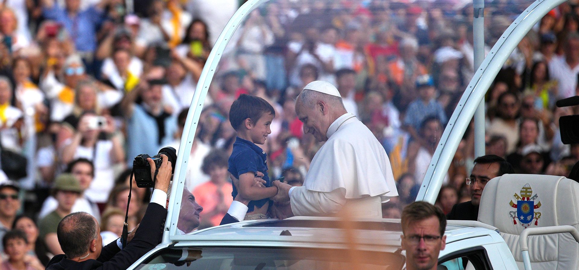 El papa León XIV bendice a un niño antes de una vigilia en el estadio olímpico Lluis Companys, en Barcelona, España, el 9 de junio de 2026. (Foto AP/Emilio Morenatti) El papa León XIV bendice a un niño antes de una vigilia en el estadio olímpico Lluis Companys, en Barcelona, España, el 9 de junio de 2026. (Foto AP/Emilio Morenatti)