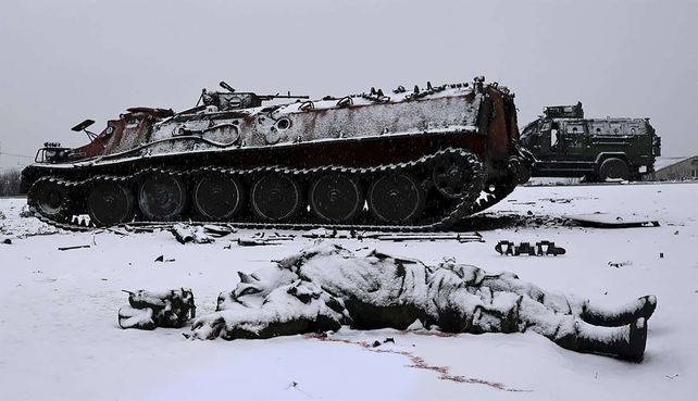 La imagen de soldados rusos muertos junto a los tanques y vehículos blindados.