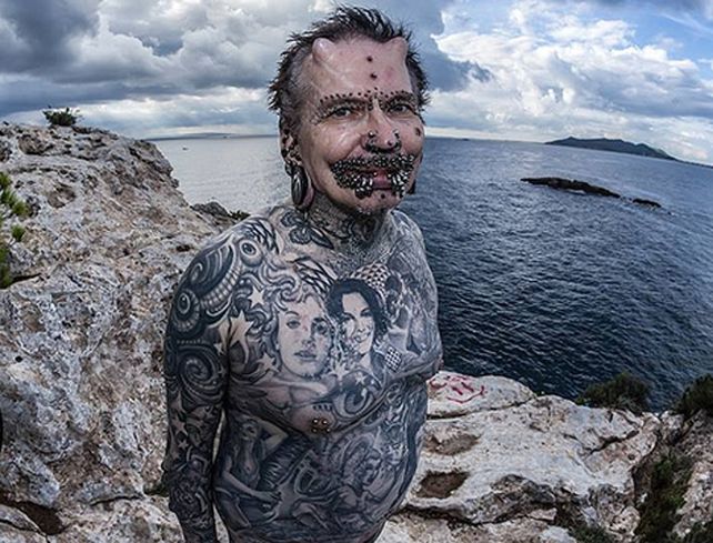 Dubai le prohibió la entrada a un hombre que tiene 453 piercings, dos cuernos y numerosos tatuajes