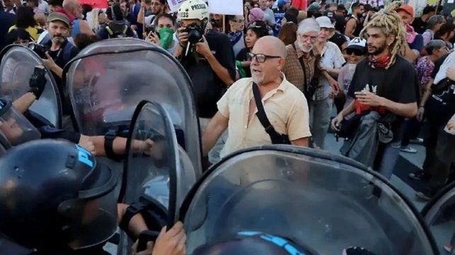 Destrozos y enfrentamientos entre la policía y los barras bravas en la marcha por los jubilados al Congreso