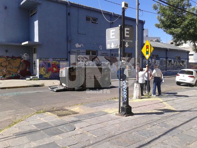 Choque y vuelco en San Jerónimo y Cándido Pujato