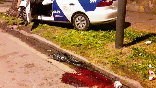 Destrozado. El patrullero que manejaba Leal al chocar una moto en 2016.
