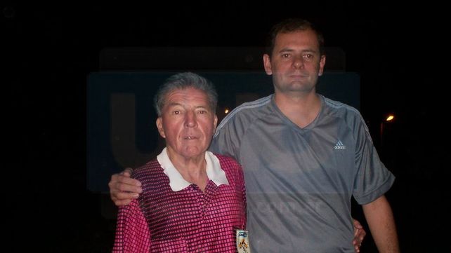 EL MEJOR RECUERDO. Unas de las últimas fotos de Chespirito con el buzo de árbitro junto a César Gallegos.