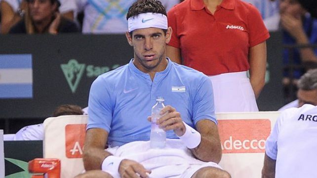 ¡Se volvió loco! Delpo tomó de la corbata al juez del partido