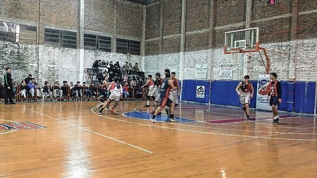 Regatas Coronda venció a CUST B y sueña en el Dos Orillas