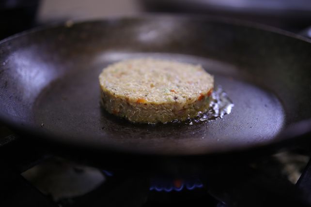Especialistas en vida sana ofrecen sus hamburguesas de quinoa