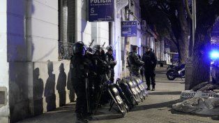 Las comisarías de Rosario aún alojan presos: se desató un motín en la seccional 5ª