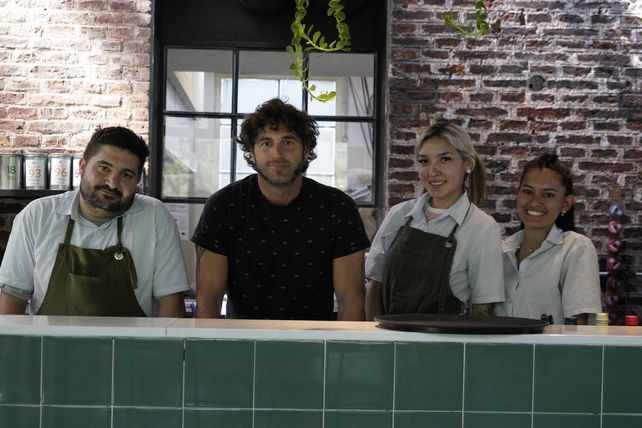 Reinaldo Bacigalupo junto a parte de su equipo de trabajo en el bar Tea Connection.
