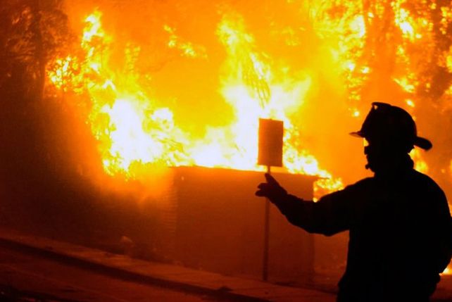 Chile: elevan a 16 los muertos tras voraz incendio en Valparaíso