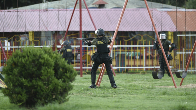 Incidentes tras el clásico rosarino dejaron siete policías heridos y 17 móviles dañados