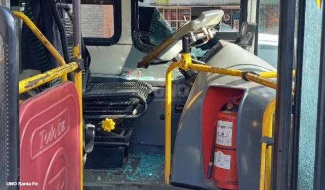 Así quedó el ómnibus tras el ataque agresivo del vendedor ambulante.
