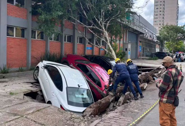 En Porto Alegre se abrió un socavón en el suelo y se tragó tres autos